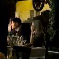 (Paparaco) Srpska voditeljka uživa u društvu pevača Krišom smo ih snimili u provodu u Beogradu, ne skida osmeh sa lica: Ova…
