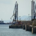 Pokvario se tanker za naftu u Sueckom kanalu, odvukli ga tegljači