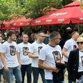 Studenti u majicama sa natpisom "Izađi mala" podržali protest u Zvečanu /foto/