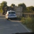 Karambol na putu Omoljica-Starčevo: Prevrnuo se kamion, blokirana traka! Policija na licu mesta (video)