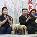 Kim sa ljubimicom na proslavi: Lider Severne Koreje sa "poštovanom ćerkom" na ponoćnoj paradi povodom dana nezavisnosti…