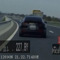 Divljao "poršeom" 228: Km/h Presretači zaustavili neodgovornog muškarca (34): Na zadnjem sedištu vozio dvoje male dece bez…