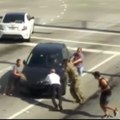 Vozači izleteli iz automobila nasred raskrsnice Isplivao snimak, svi se pitaju šta ovi ljudi rade (video)