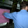 REM o farbanju table: Vandalski čin, učesnik protesta doživeo „destruktivnu apoteozu“