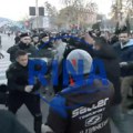 Neverovatan okršaj u Novom Pazaru: Opozicija krenula motkama na građane, policija jedva sprečila incident velikih razmera…