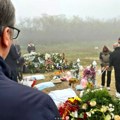 "Jutros sam bio na najtužnijem mestu u Srbiji": Vučić na groblju u Kovilju gde je sahranjen deda sa unukama: Bol porodica…