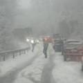 Sneg napadao i do pola metra: Mećava paralisala puteve u Zlatiborskom okrugu: Borba trajala celu noć (foto)