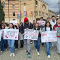 Vranjski Gimnazijalci prošetali gradom i pozvali „sve za Beograd“: Moralni ispit je važniji od maturskog