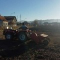 Mlađi muškarac nastradao u svojoj garaži dok je kačio priključnu mašinu na traktor