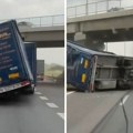 Zastrašujući snimak oluje u Beogradu: Vetar oduvao prikolicu kamiona nasred puta (Video)