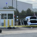 Vozač autom udario u kapiju FBI zgrade u Pitsburgu i ostavio američku zastavu
