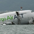 (VIDEO) Teretni avion otklizao s piste u Hongkongu, dve osobe poginule