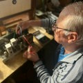 Ako biste pitali mlađe generacije ne bi imali pojma čime se ovaj Užičanin bavi: Dragan je radio-mehaničar i čuva stari zanat…