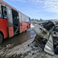 Saobraćajna nesreća u Boleču: Sudar autobusa i automobila, poginula jedna osoba, više povređenih