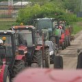 Poljoprivrednici traktorima blokirali raskrsnicu u Rači