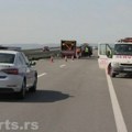 Prve fotografije saobraćajne nesreće kod Rume: Vožnja u kontra smeru odnela četiri života