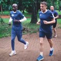 Sport ne trpi zbog politike: Makron oduševio trkače u Najrobiju, društvo mu pravio legendarni maratonac (video, foto)