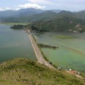 Automobil sa srpskim tablicama sleteo u Skadarsko jezero kod Virpazara