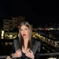 Ćerka Zdravka Čolića otišla na plažu pa se svukla! Una pokazala sve svoje obline, vidi se sa čim raspolaže i gore i dole (foto)…