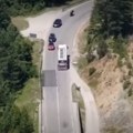 Dron snimio bahate vozače kod Nove Varoši, MUP objavio snimke! Za samo nekoliko sati 15 vozača uhvaćeno u opasnom preticanju…