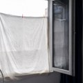 Mokra tkanina na prozoru može da rashladi sobu bolje od ventilatora, ali samo pod jednim uslovom: Većina ljudi pravi istu…