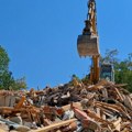 Mehanizacija uklanja ostatke srušenog motela na Gazivodama, radnici se kupaju u jezeru