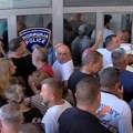 (Video) "Čik, čik, čik pogodi" Neviđen šou na granici sa Makedonijom: Srbi satima čekali u koloni da plate kazne, a onda je…