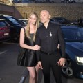 Zgodna Kosana u korset-haljini izgleda kao prava bomba! Aca Sofronijević sa ženom došao na koncert: Svi gledaju u zategnute…