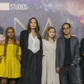 Najstariji sin Anđeline Džoli i Breda Pita se i zvanično odrekao očevog prezimena