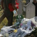 Cela Bosna oplakuje nizamu: Dve nedelje od ubistva u Gradačcu ljudi iz cele BiH obilaze grob brutalno ubijene žene i…
