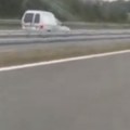 Pun gas u kontra smeru Novi strašan snimak vožnje na auto-putu, juri najbržom trakom (video)