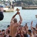 Bog se javi! U plivanju za Časni krst u Ulcinju učestvovalo 30 ljudi, evo ko je pobedio (foto/video)