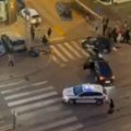 Leteo je 10 metara! Teška saobraćajka u Vojvode Stepe, povređen motociklista, motor i auto razbijeni (video)