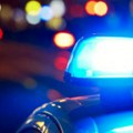 Muškarac (42) osumnjičen za nasilje u porodici sekirom nasrnuo na policijsko vozilo