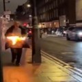 Čovek u plamenu trči ulicom Jeziv snimak iz Londona, ljudi pokušavaju da mu pomognu (video)