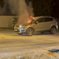 Goreo auto u Zmajevu Hrabre komšije pritrčale u pomoć (foto, video)
