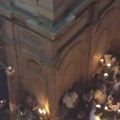 Blagodatni oganj zapaljen u jerusalimu: Veliki broj pravoslavnih vernika posetio Hristov grob uz jake mere bezbednosti (video)