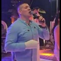 Sloba Radanović pred publikom sa gipsom na ruci: Folker nije hteo da otkaže nastup - evo kako su prisutni reagovali (video)
