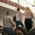Studenti Medicinskog došli na Kliniku za stomatologiju da traže svog dekana