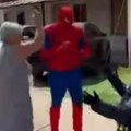 (Video) Ovo ima samo u Srbiji Betmen, Spajdermen i baka igraju uz narodnjake