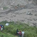 U monsunskim poplavama u Nepalu nestalo 18 osoba, srušen glavni most ka Kini