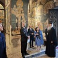 Specijalni izaslanik Velike Britanije Karen Pirs u poseti manastiru Gračanica