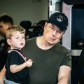 Ilon Mask lansira Baby Grok: Bezbedni AI za decu
