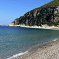 Ova crnogorska plaža je "eksplodirala" ovog leta: Atrakcija za sve turiste, smeštena između mora i stena (Foto)