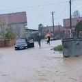 Poplave na jugoistoku Srbije: Cela ulica pod vodom, vozila "plivaju" (Video)