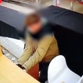Šok snimak iz TC u Beogradu: Momak i devojka ušli iza štanda, odvalili fioku, kradu sve što im padne pod ruku