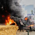 (Foto, video) Gori Brisel, buktinje na ulicama! Poljoprivrednici gađali policiju kamenicama i parmezanom, oni uzvratili…