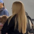 Evo ko čeka Acu Amadeusa na aerodromu u jeku skandala: Atraktivna plavuša ga traži, a on pobegao od medija (video)