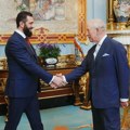 Kralj Čarls ugosio Ahmeda Al-Šaru! Sirijski lider u Bakingemskoj palati, ugostio ga i premijer Velike Britanije! (video, foto)…