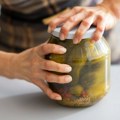 Rukom rađeno, srcem potpisano: Žene u ovom selu u tegle "pakuju tradiciju", pokenule biznis budućnosti